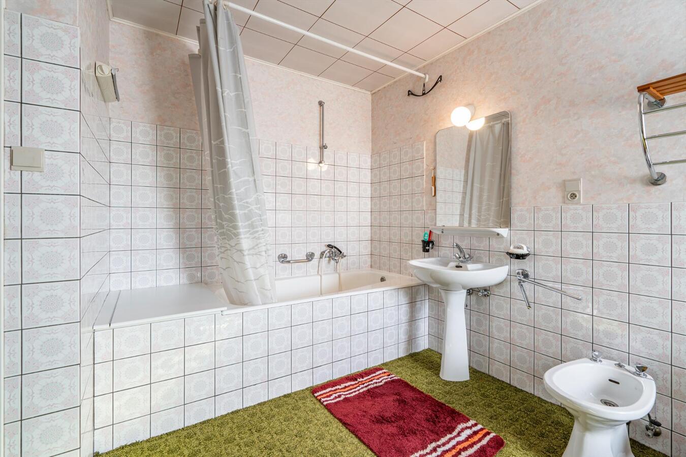 Grote woning met 6 slaapkamers en atelier op 2645 m² te Koekelare 