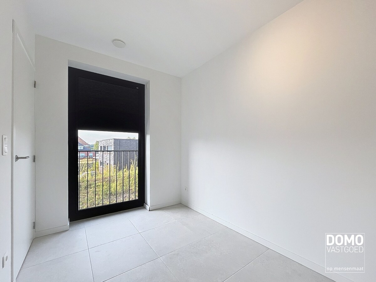 NIEUWBOUW 2 SLAAPKAMER APPARTEMENT MET TERRAS, AUTOSTANDPLAATS EN KELDERBERGING TE KERMT 