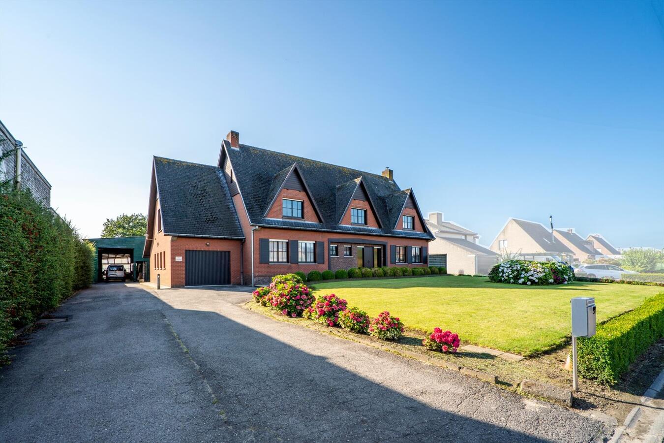 Grote woning met 6 slaapkamers en atelier op 2645 m² te Koekelare 