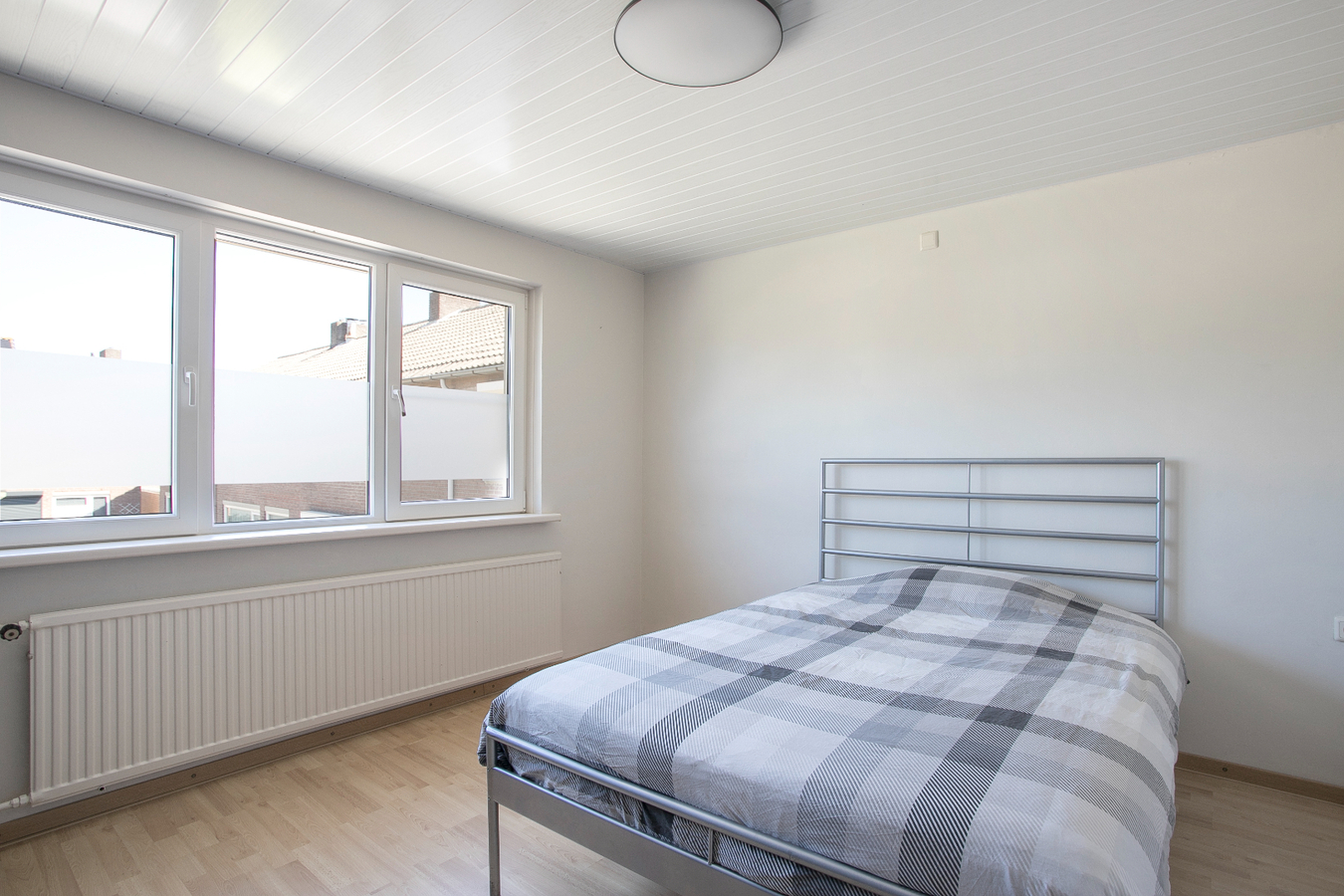 Instapklare eindwoning met 3 slaapkamers en grote zolderverdieping, berging en zonnige achtertuin. 