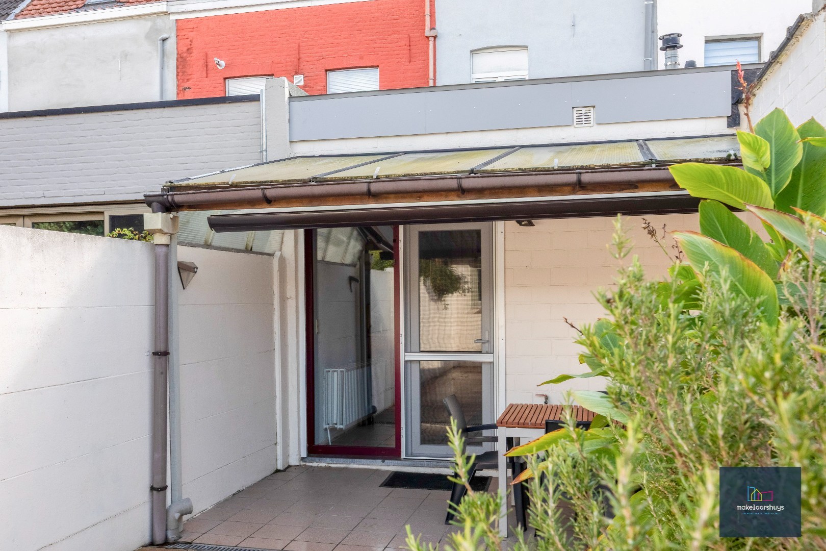 Charmante op te frissen rijwoning met ruime stadstuin 