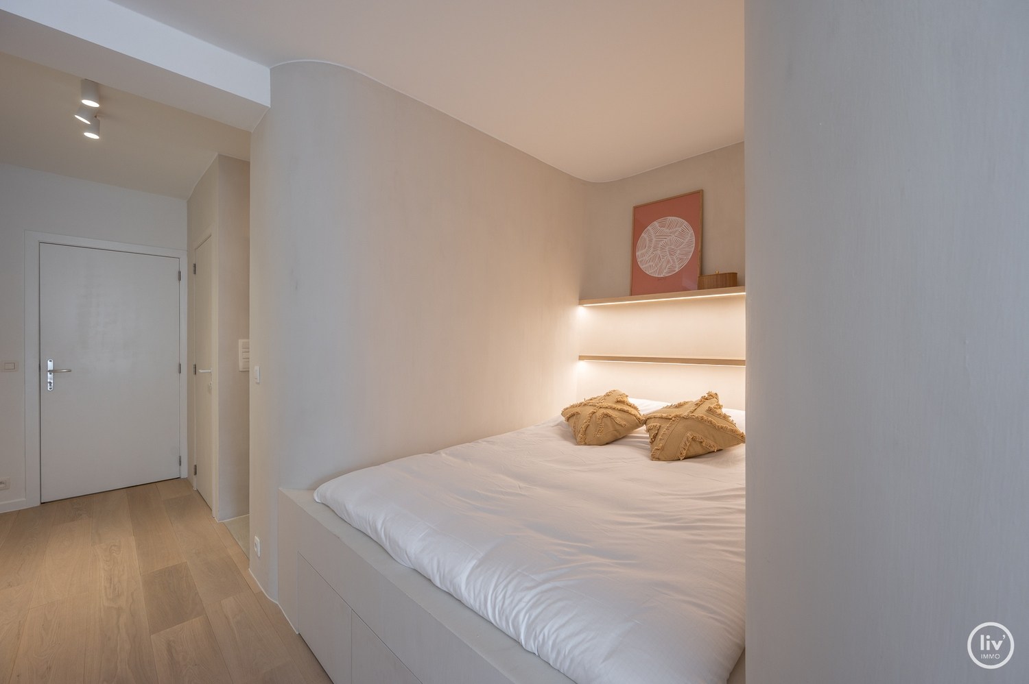 Prachtig integraal gerenoveerde studio gelegen op de vierde verdieping te Van Bunnelaan. 