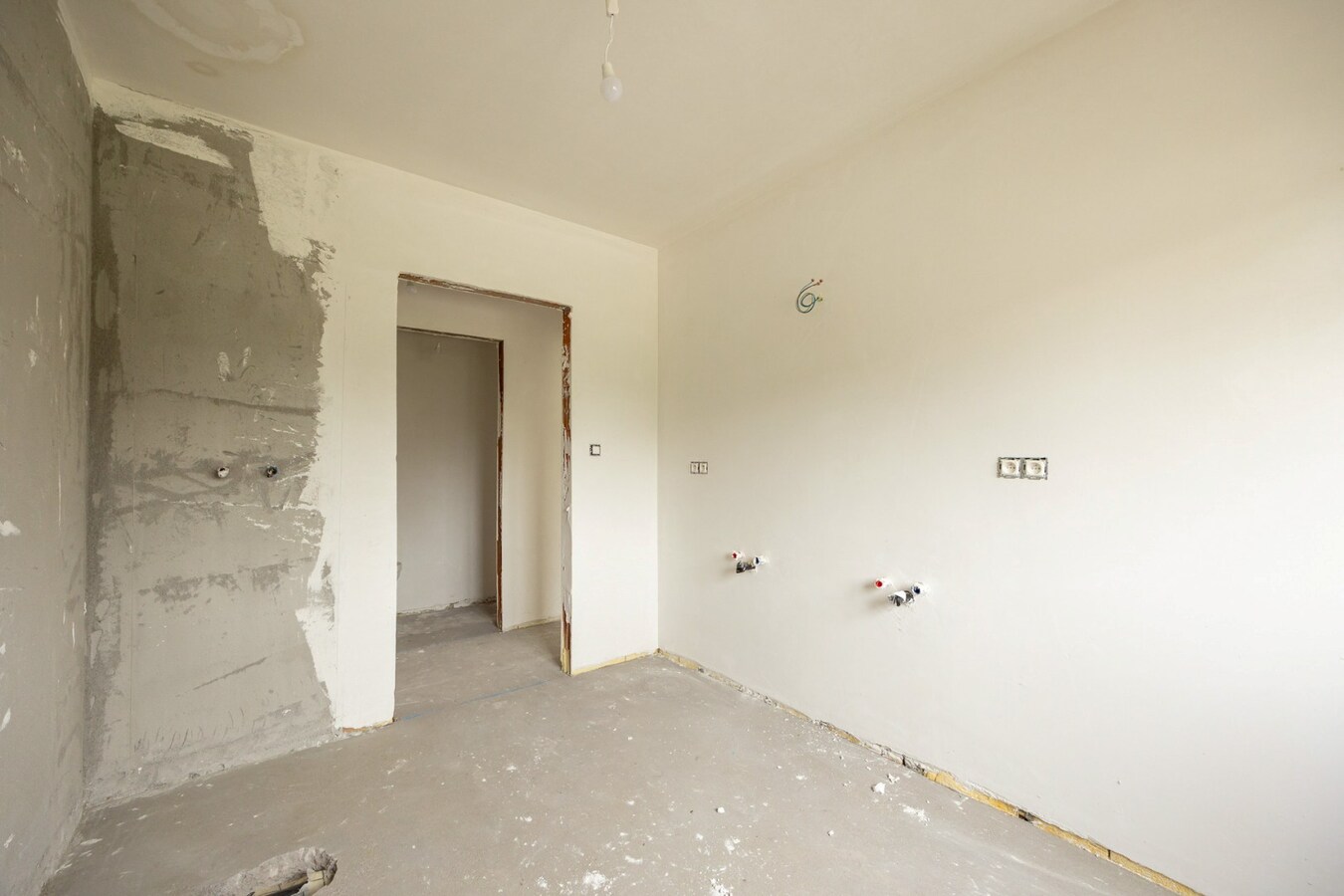 Vernieuwbouwwoning met ruim nieuwbouwmagazijn van 155 m² 