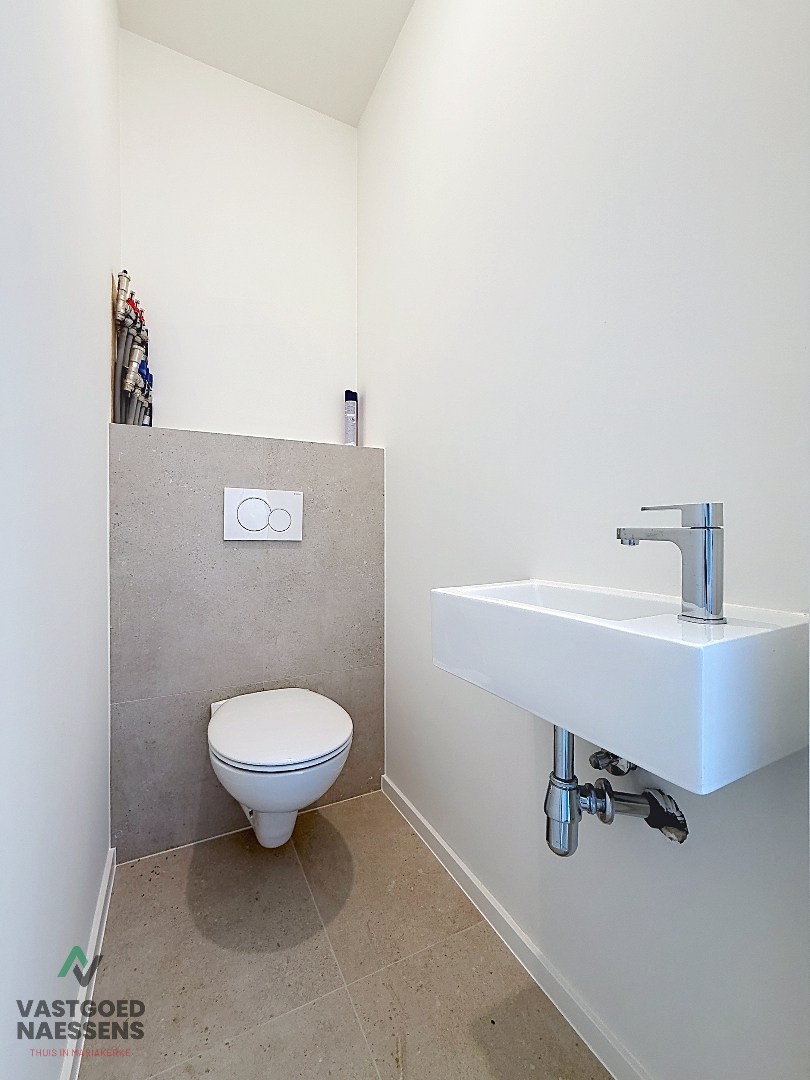 VOLLEDIG GERENOVEERDE 5 SLPK WONING – 2 BADKAMERS – ZONNIGE ZW-TUIN 