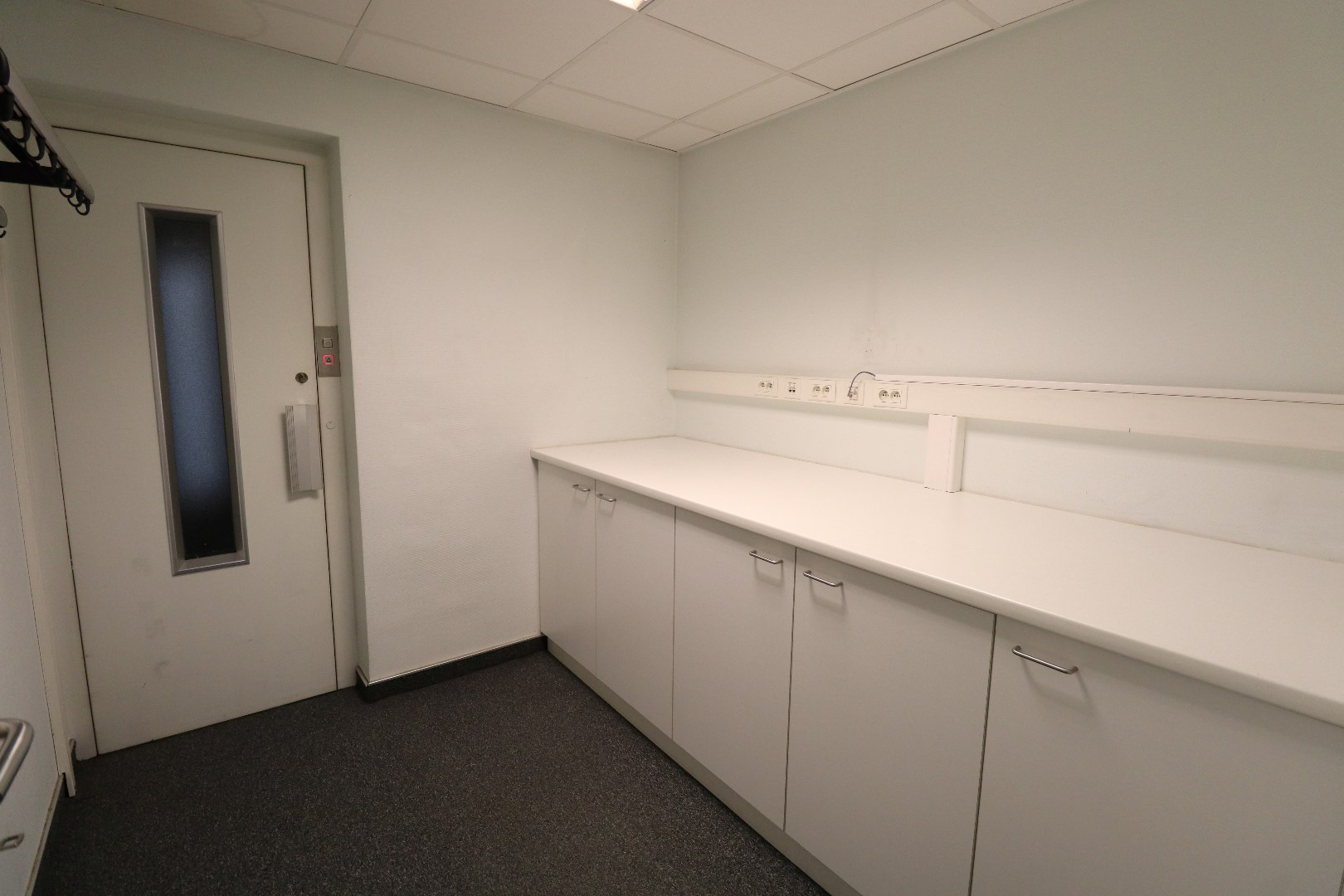 Ruim handelspand (+/- 400m²) te huur gelegen op TOPLOCATIE in Geel! 