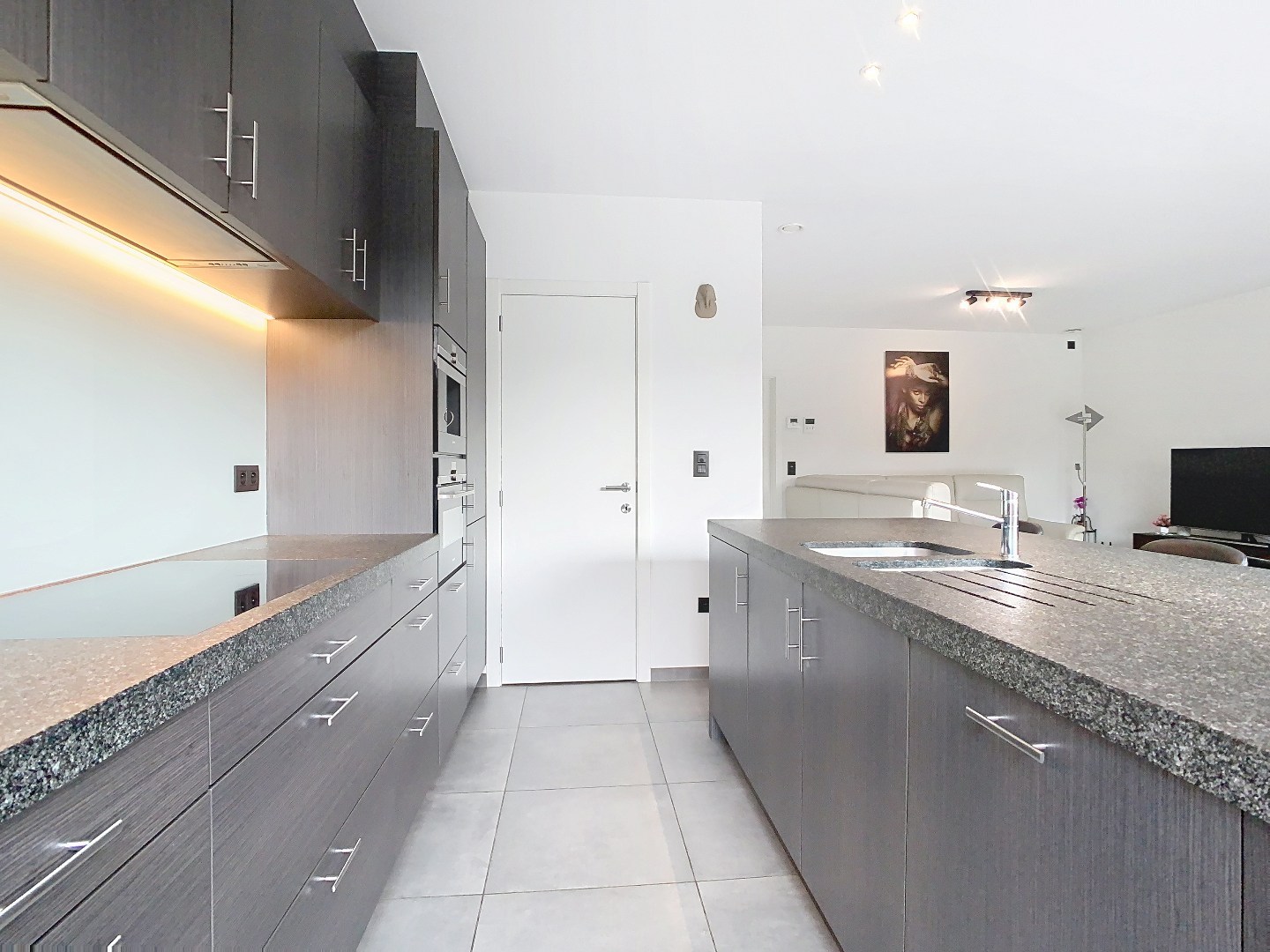 Recent gelijkvloers appartement met tuin, 2 slaapkamers en dressing 