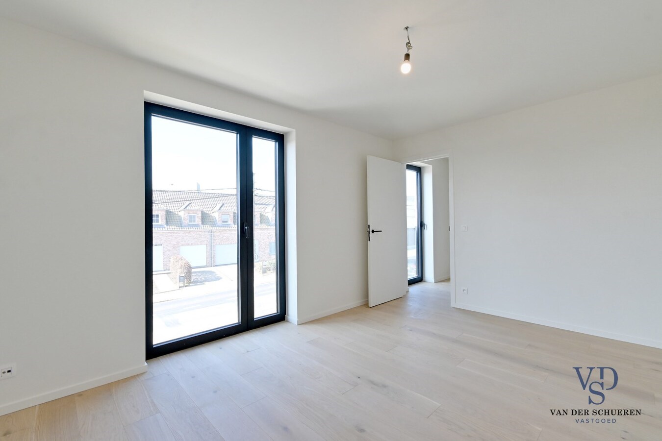 Half Open Bebouwing met buitenberging en carport 