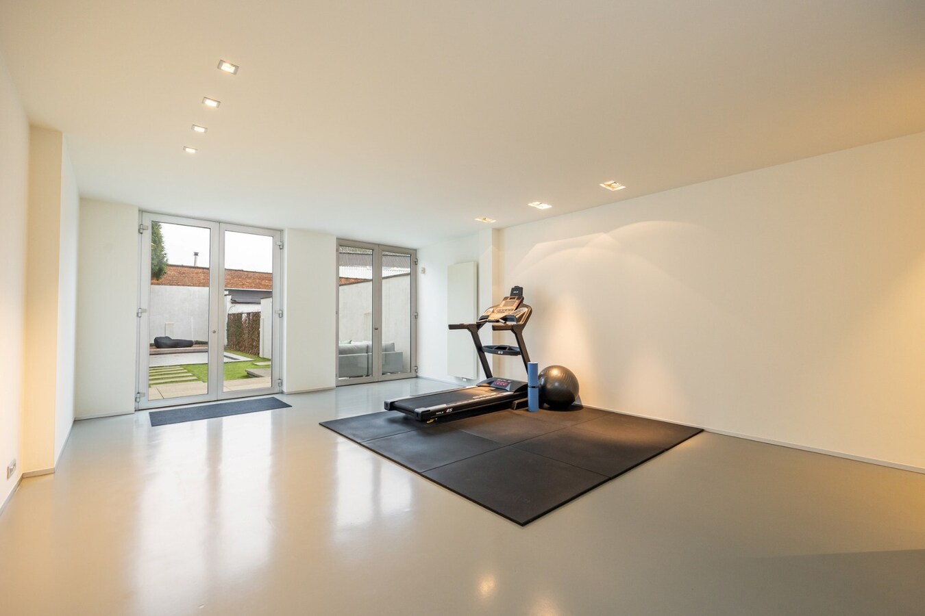 Instapklare designwoning met lift en zwembad 