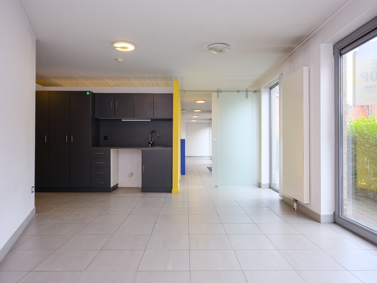 Nabij station gelegen kantoor, met goede visibiliteit op belangrijk kruispunt 