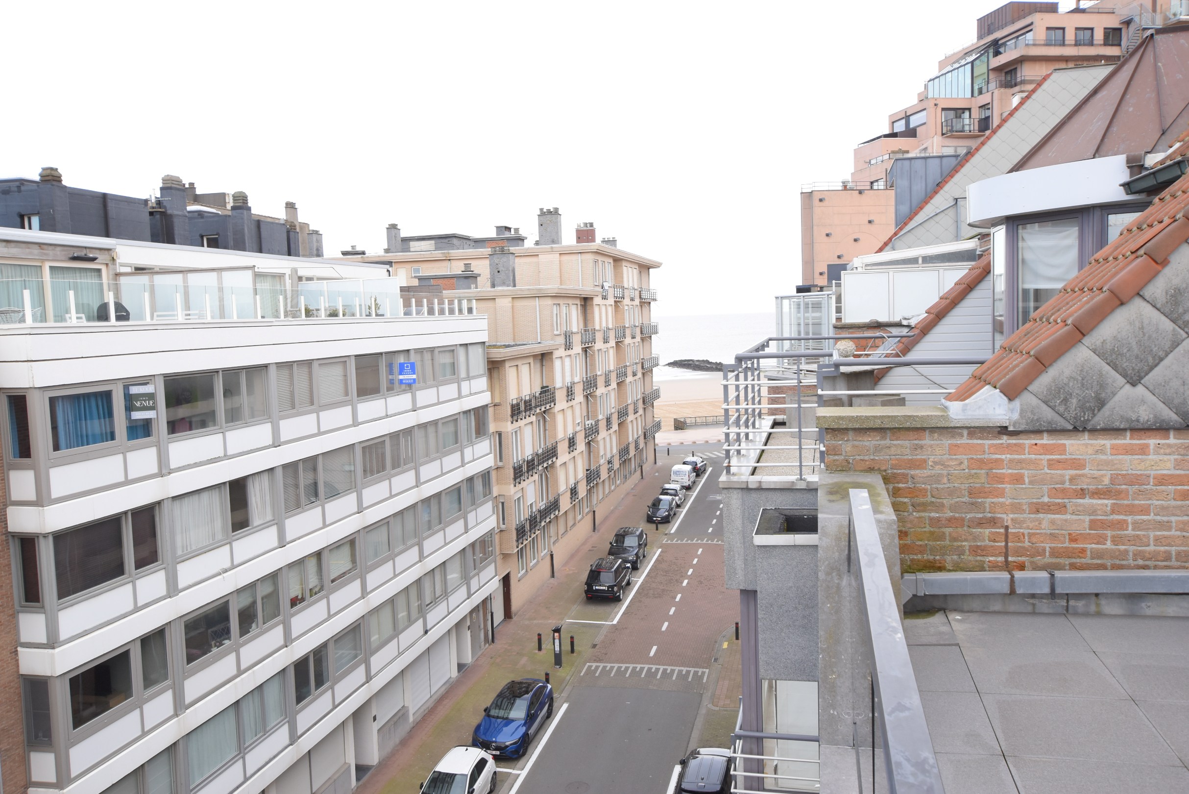 Appartement sous les toits entièrement rénové avec terrasses ensoleillées à 20 mètres à pied de la digue Albertstrand. 