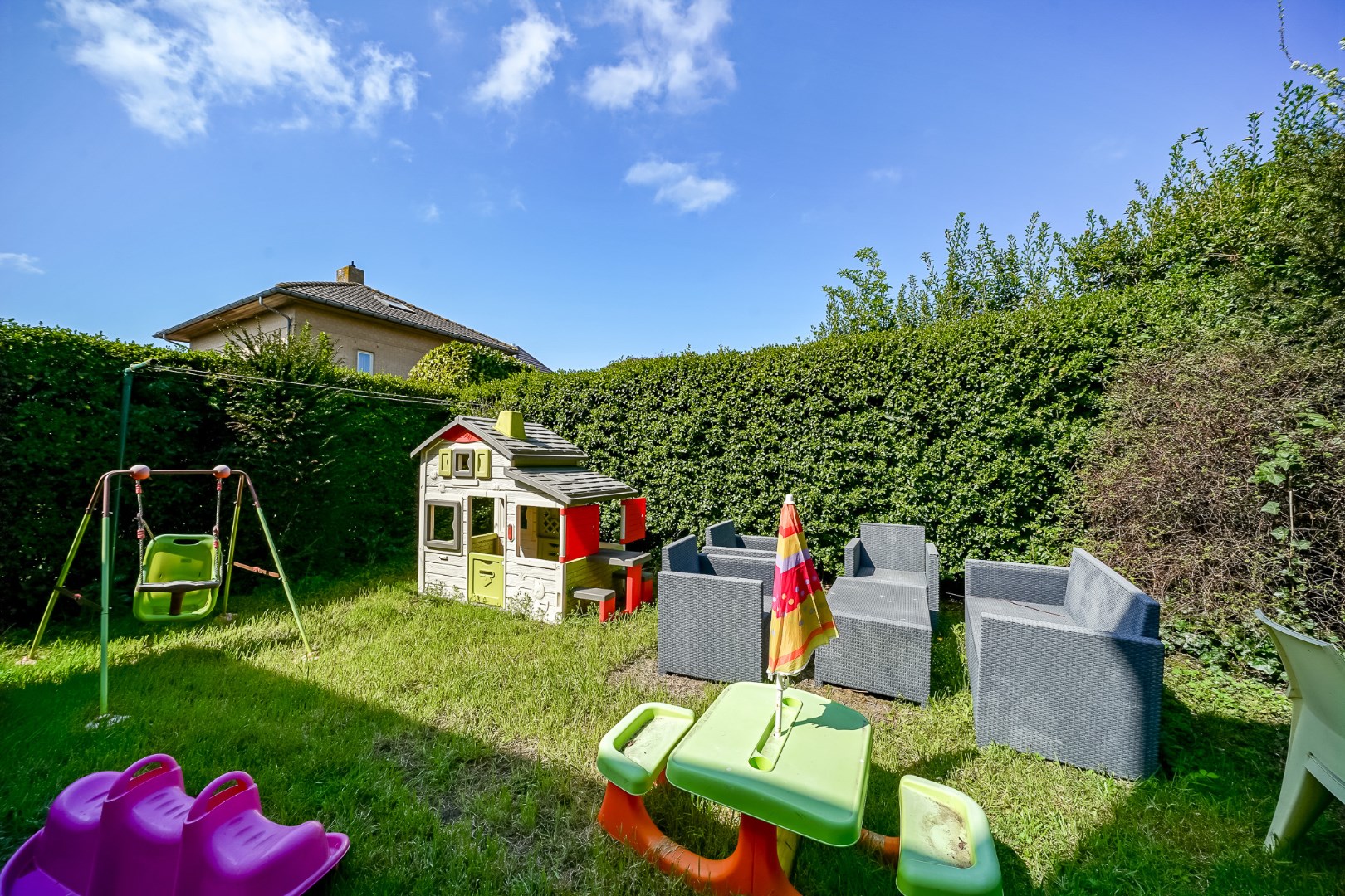 Opbrengstwoning met 2 verhuurde appartementen, tuin en 2 garages in Stene 