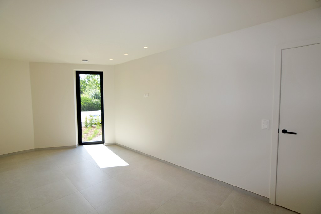 Gelijkvloers nieuwbouwappartement 124 m² met 2 slpk, tuintje en 2 autostandplaatsen. 