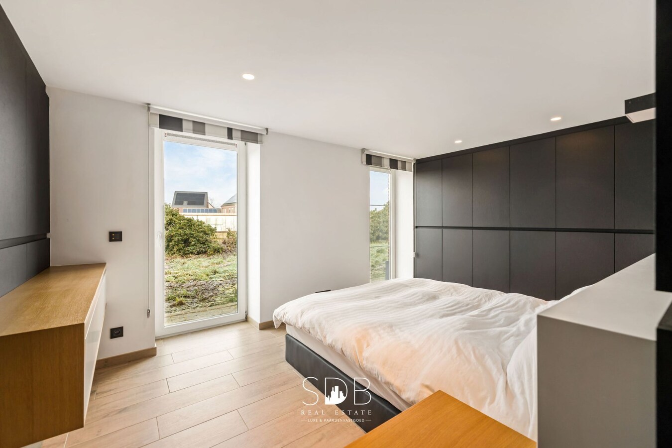 Prachtige villa in hoevestijl met bijgebouwen en graslanden op 89.070m² 