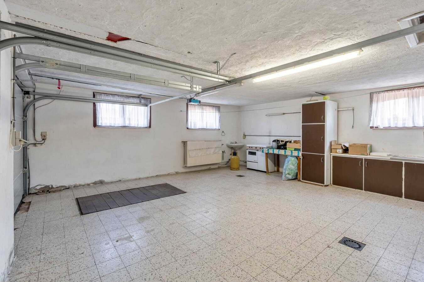 Gelijkvloerse, verzorgde woning gelegen op een perceel van 6a37ca, vlakbij het centrum, scholen, wandel- en fietsroutes 