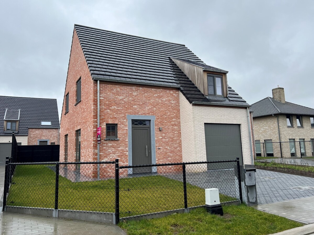 Halfopen nieuwbouw met inpandige garage 