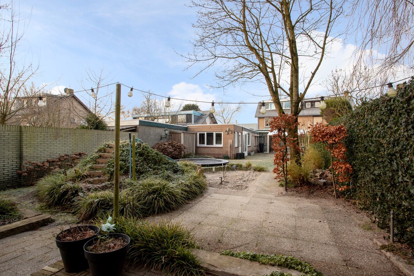 Zeer ruim halfvrijstaand woonhuis met aanpandige garage/berging en hobbyruimte/mantelzorgwoning. 