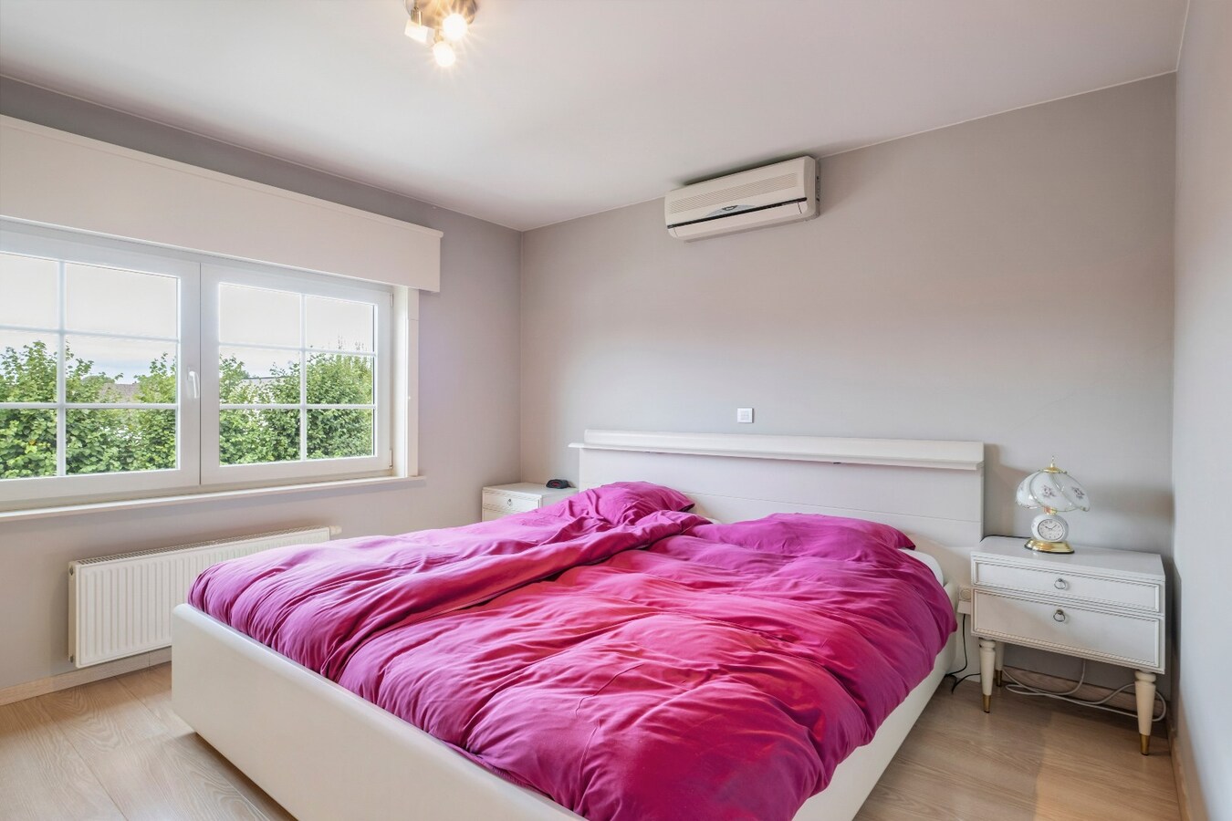 Stijlvolle villa met zwembad op rustige locatie te Bissegem/Heule te koop ! 