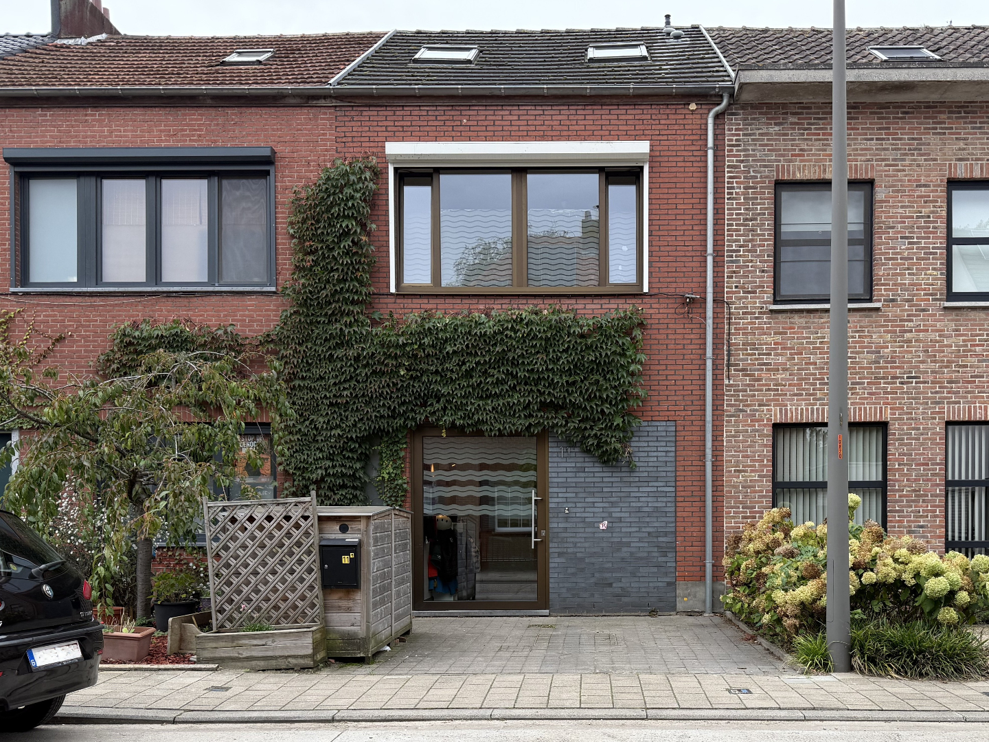 Charmante gezinswoning met 3 slaapkamers en verrassend ruime tuin in Ekeren-Mariaburg 