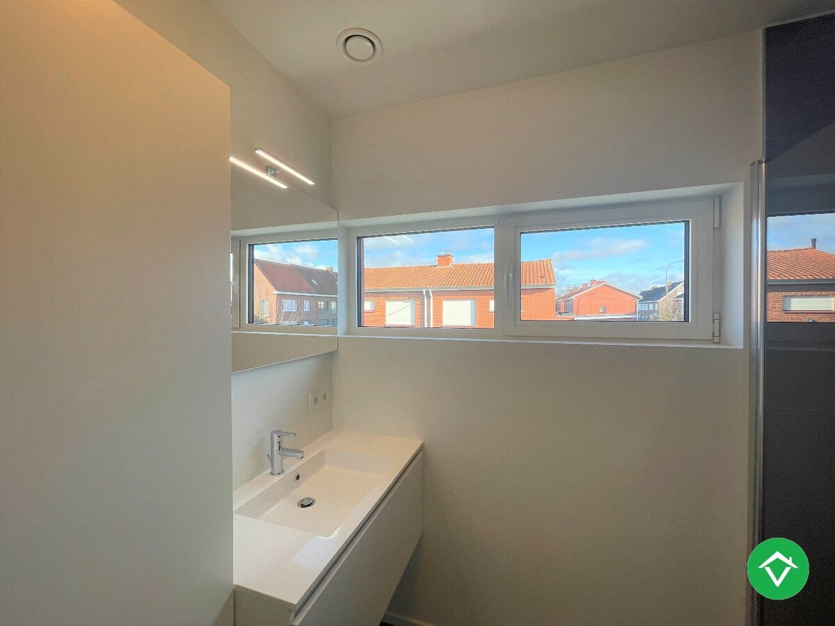 Ruime, gerenoveerde woning met twee slaapkamers te Roeselare 