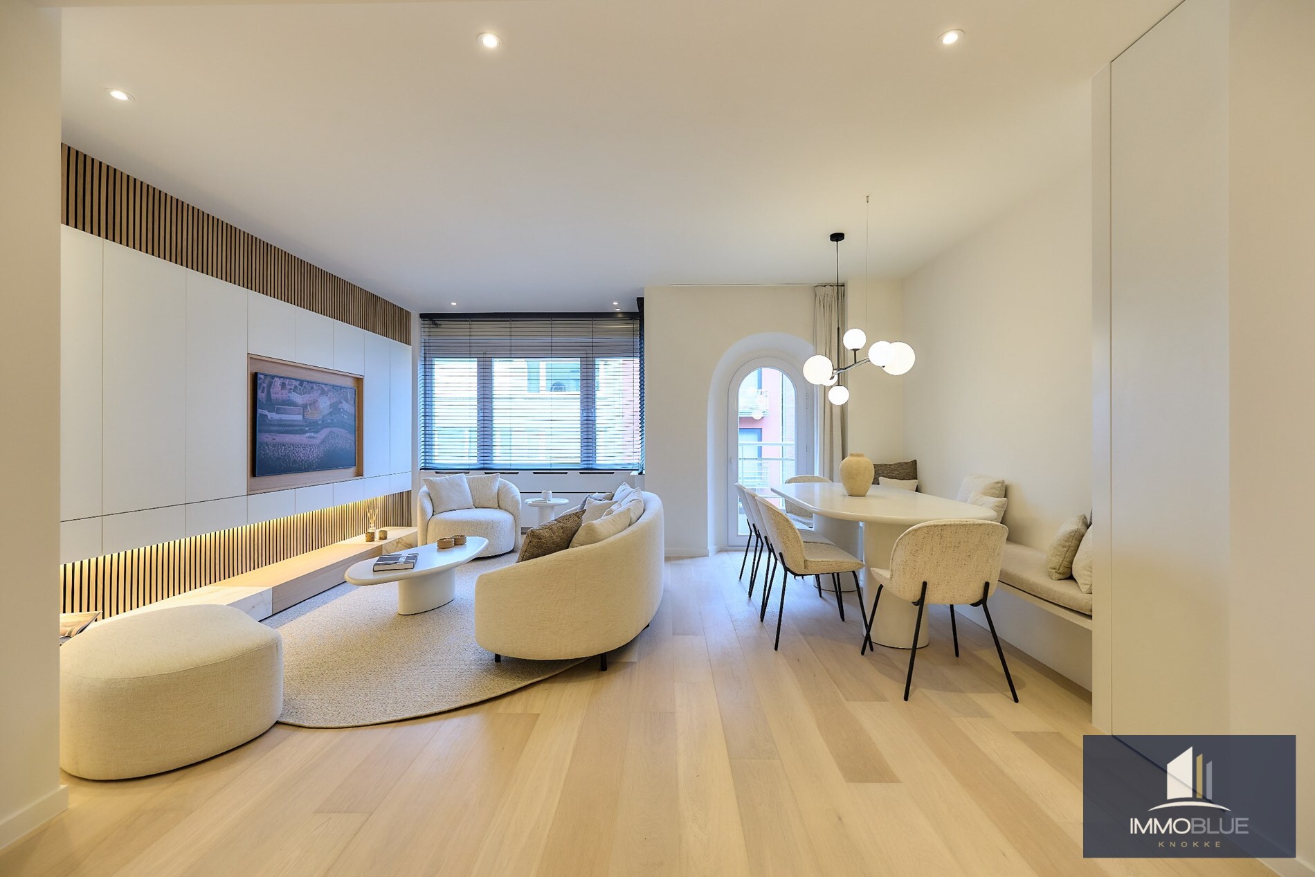 Appartement spacieux, entièrement rénové, avec quatre chambres et vue latérale sur la mer, situé à proximité de la Place Van Bunnen. 