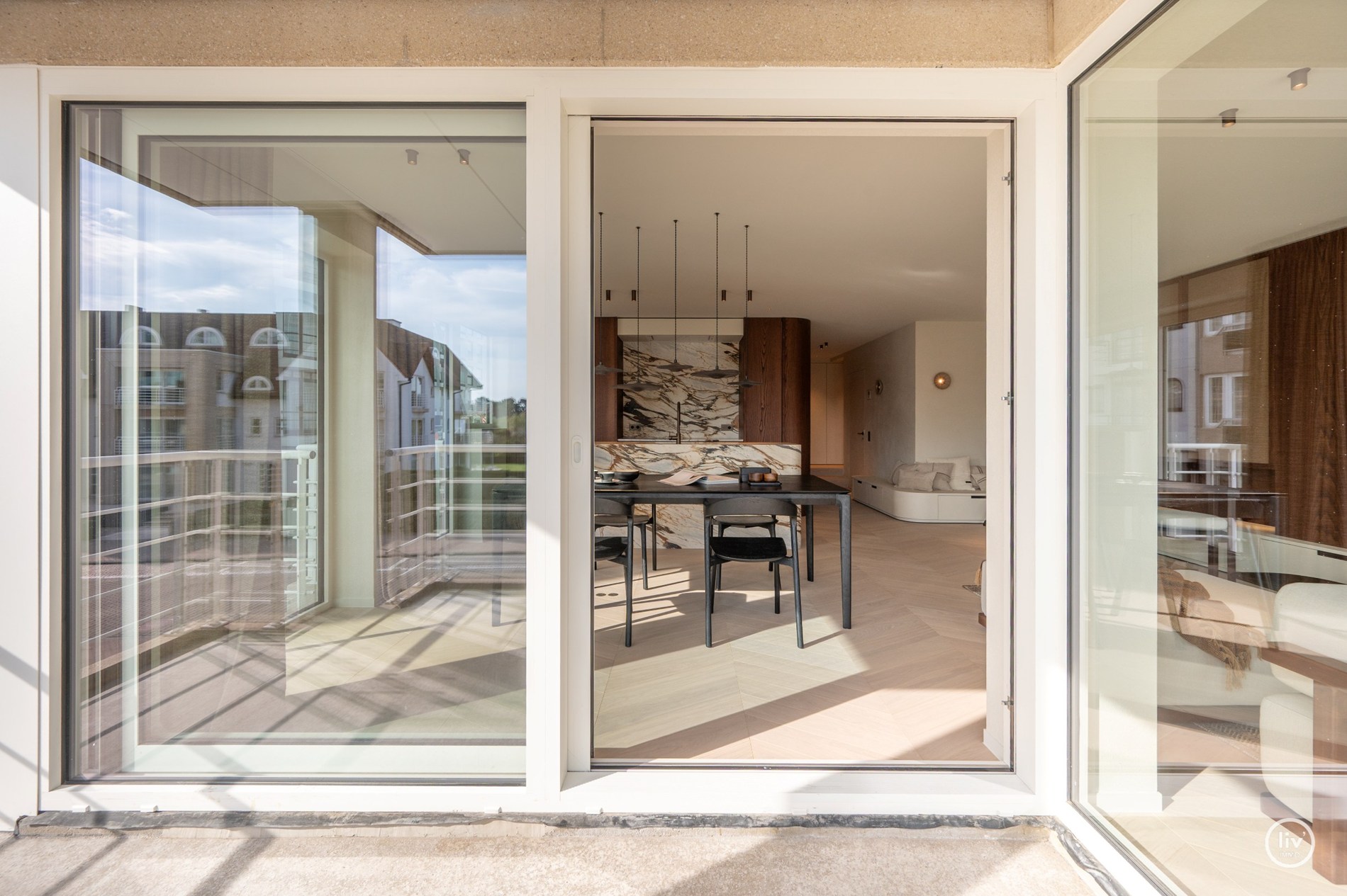 Volledig en subliem gerenoveerd zuid-west georiënteerd hoekappartement in een prestigieuze villaresidentie in het hart van het Zoute. 