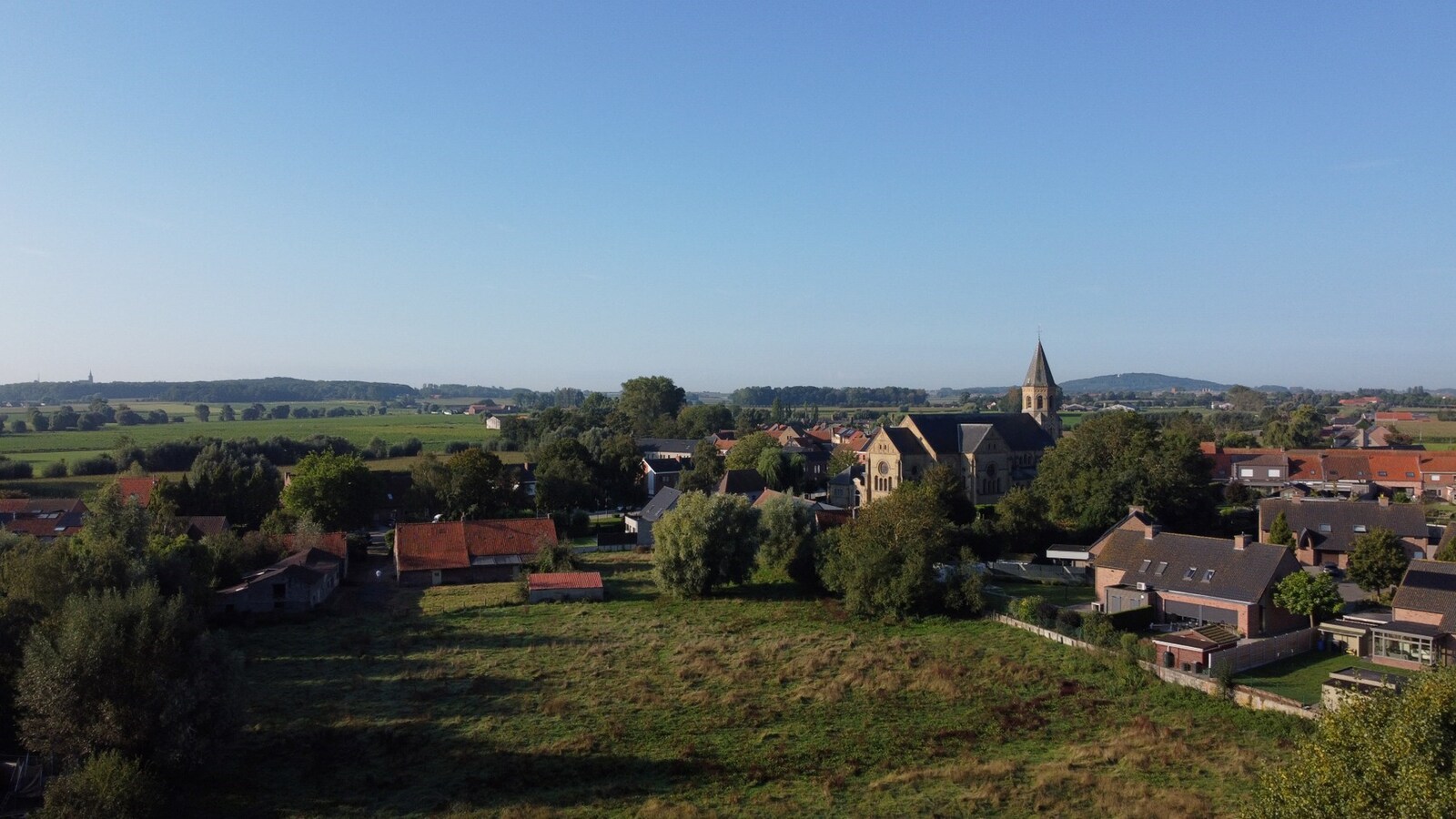 Hoeve uit wederopbouwperiode, gelegen in de dorpskern van Voormezele 