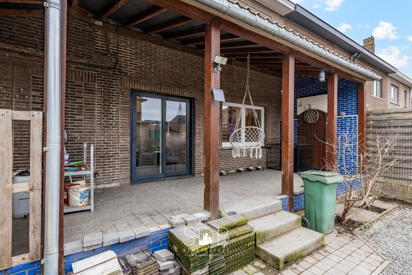 Instapklare half open bebouwing met gezinstuin 