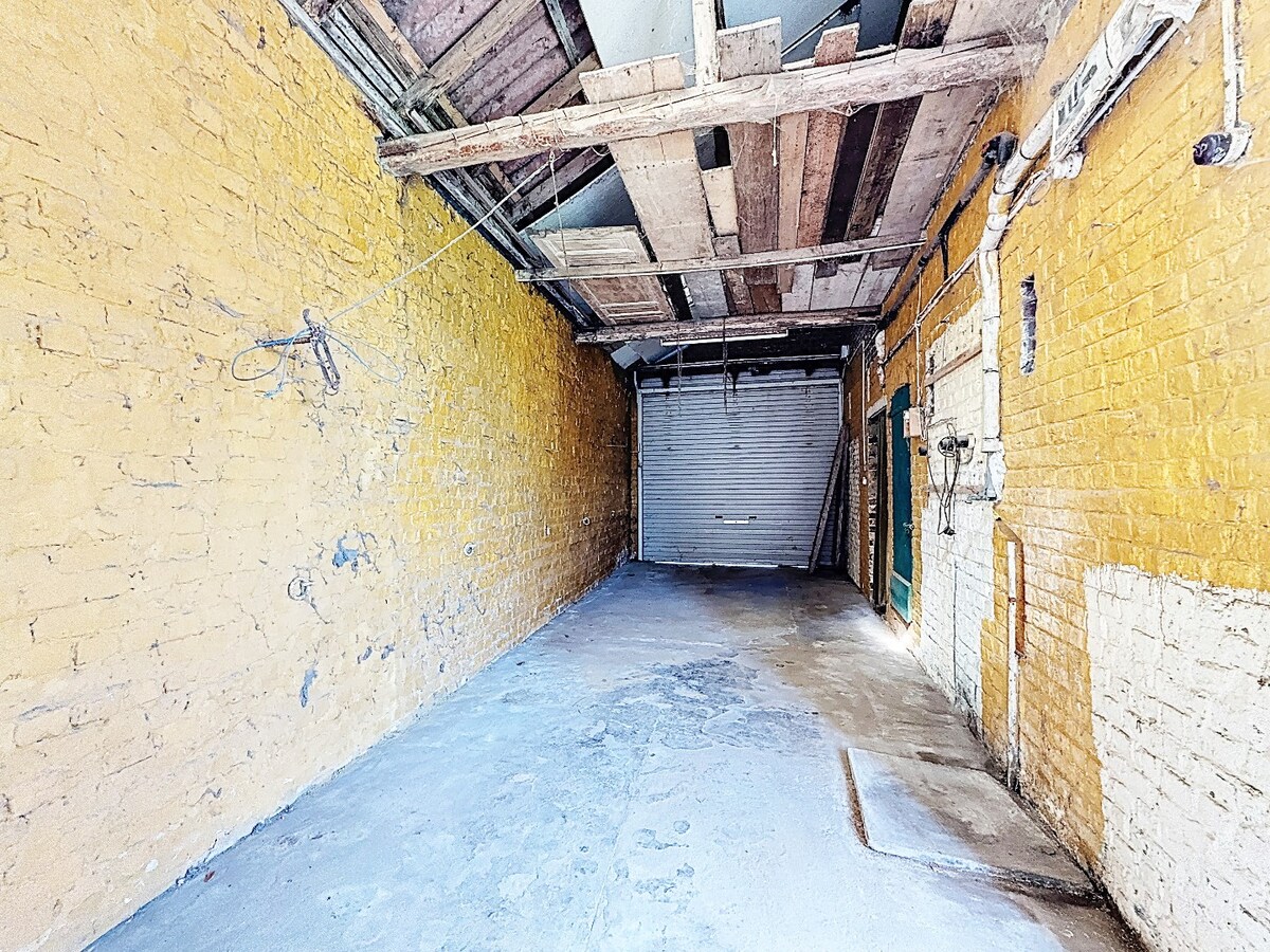 Te renoveren/te slopen HOB met tuin aan station Sint-Denijs-Boekel 