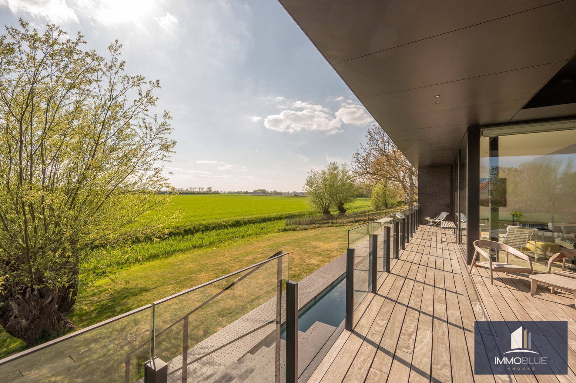 Uniek eigendom met adembenemende zichten gelegen op een perceel van ongeveer 3000 m². 