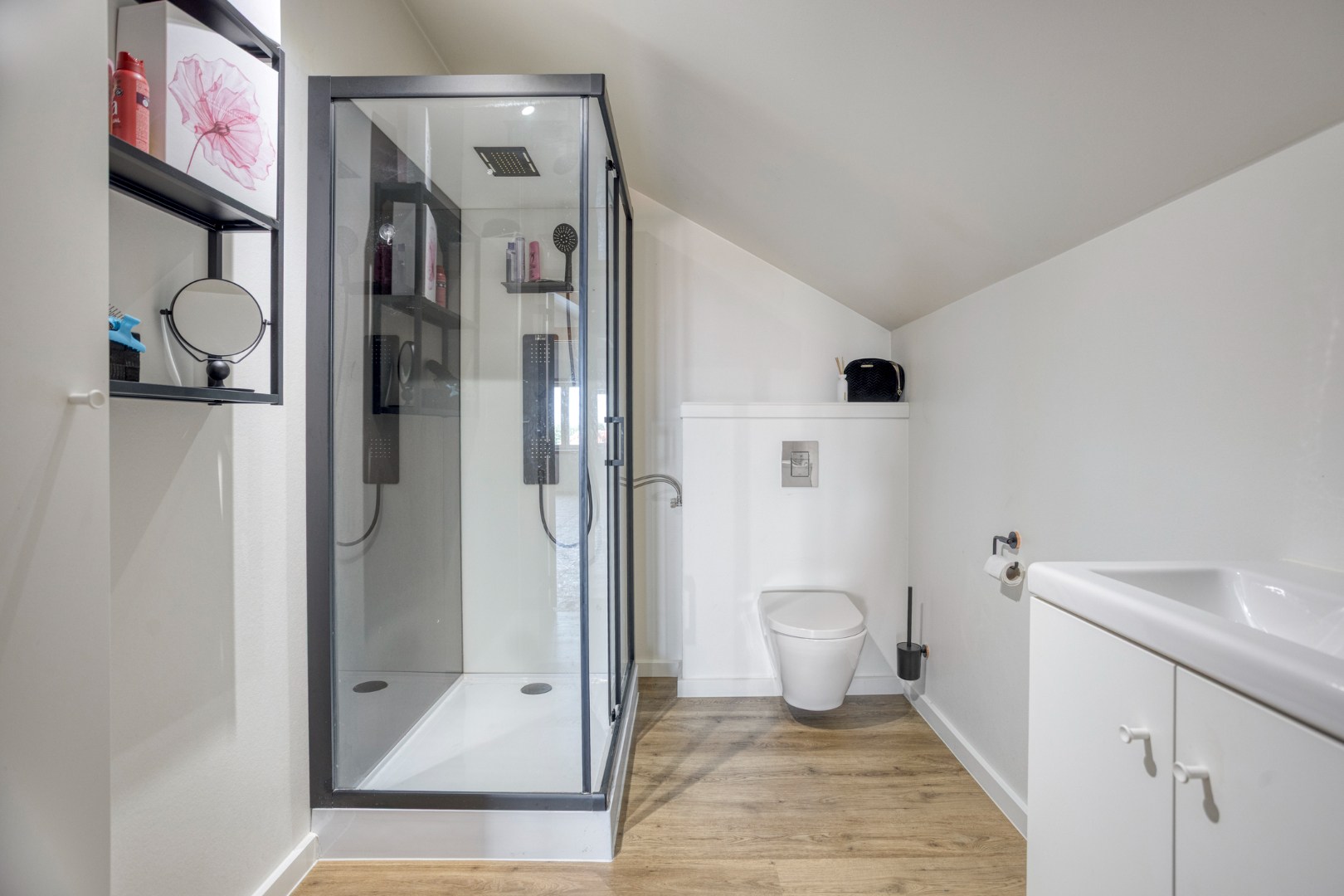 Badkamer 1 met douche, toilet en enkele lavabo