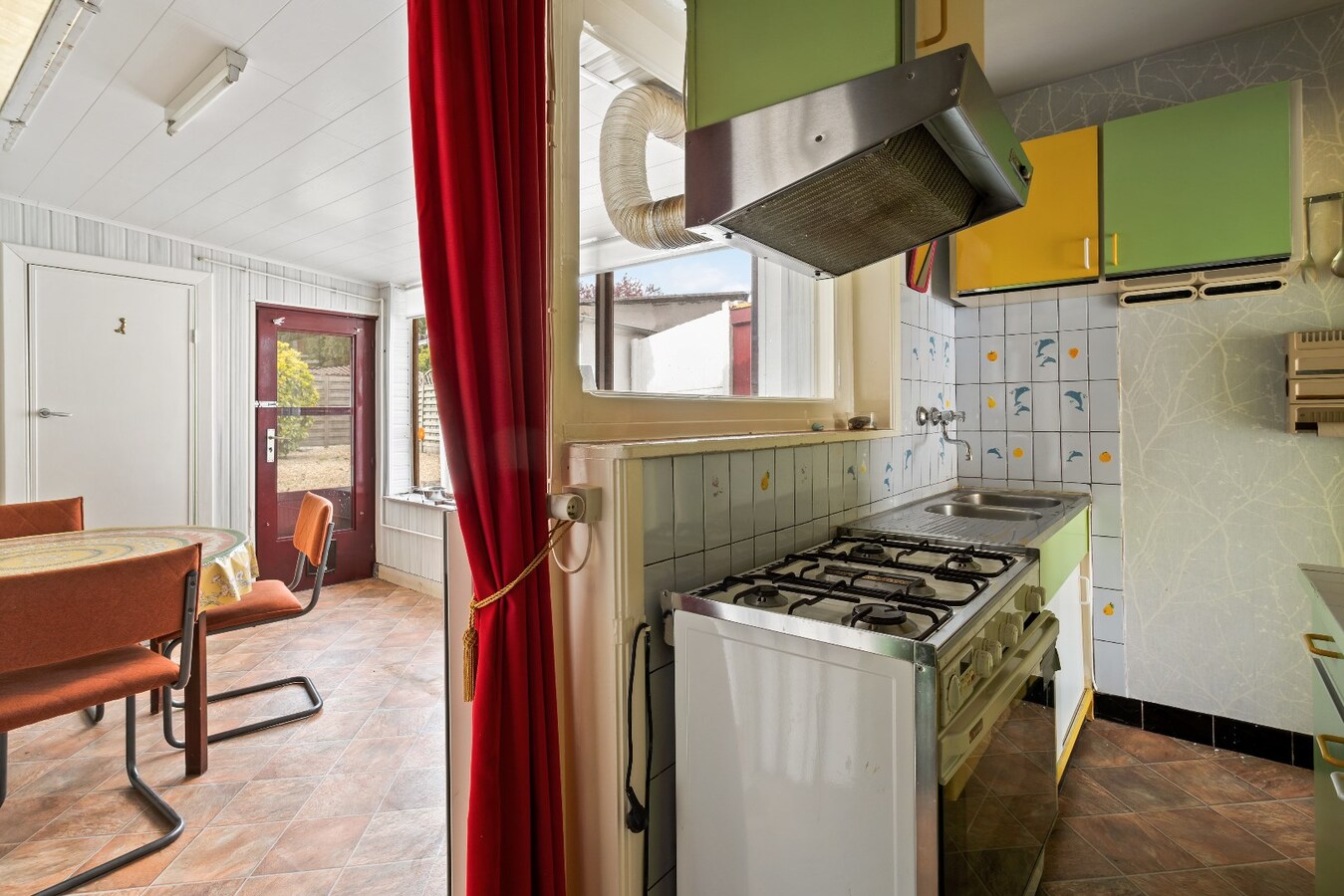 Halfopen woning met drie ruime slaapkamers en garage. 