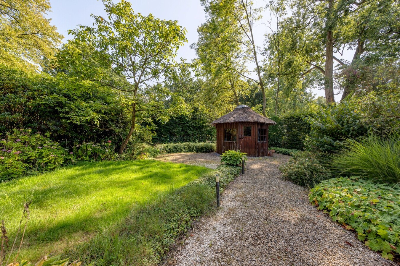 Vlassak-Verhulst villa in Spaanse stijl op een Zuid-perceel van 1.883 m² te Schilde - 's Gravenwezel "Hof ter Linden" 