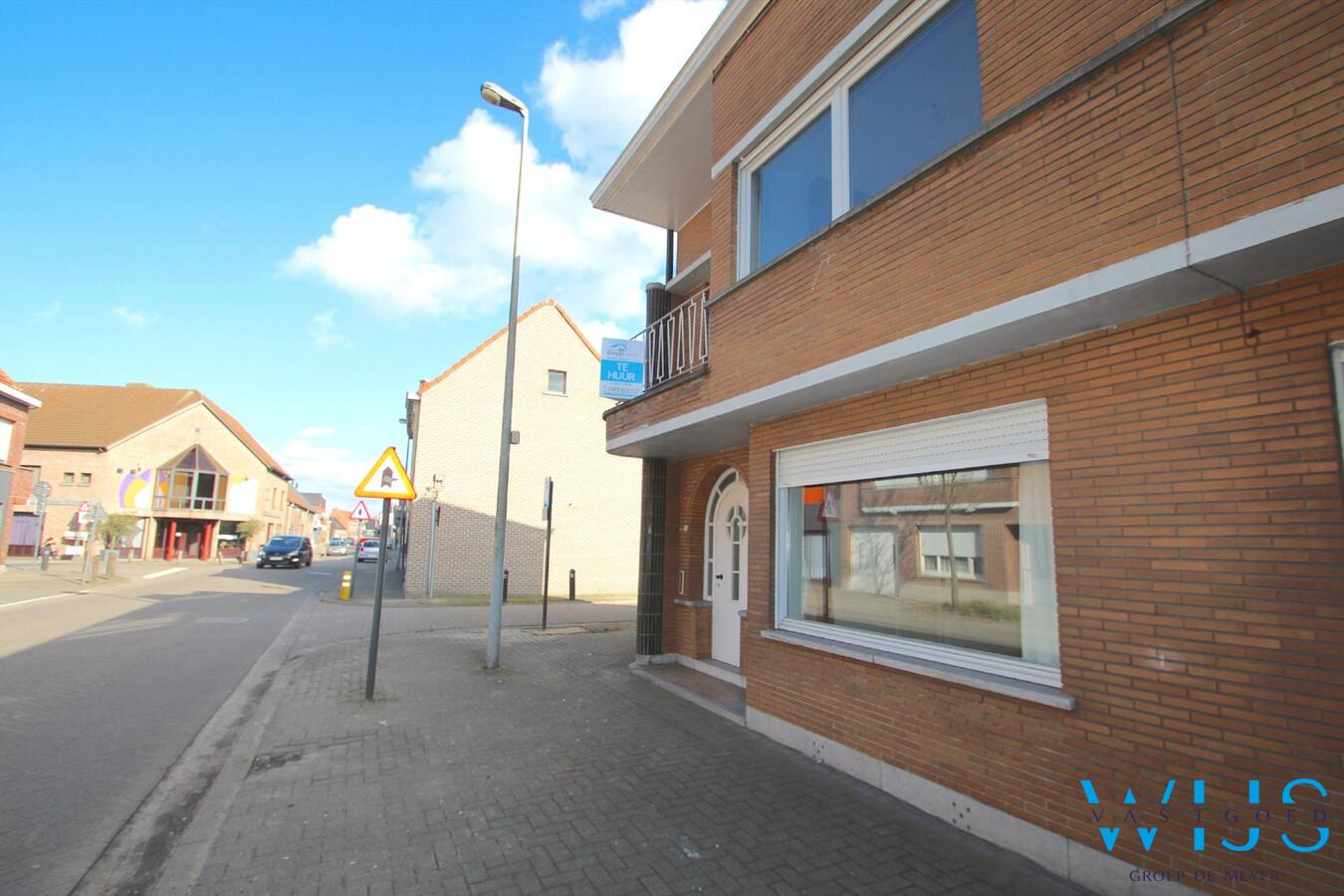 Zeer centraal gelegen en ruime woning met garage te Ertvelde ! 