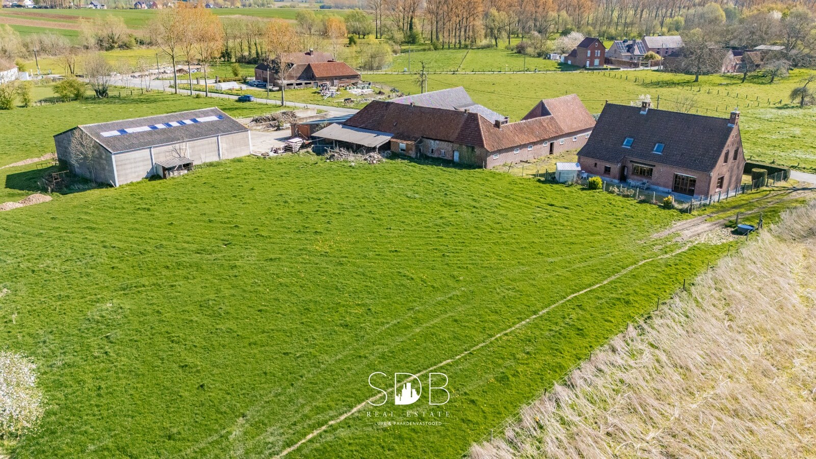Boerderij met aanpalende graslanden op 12.970m² + mogelijkheid tot bijkopen graslanden +/-20ha 