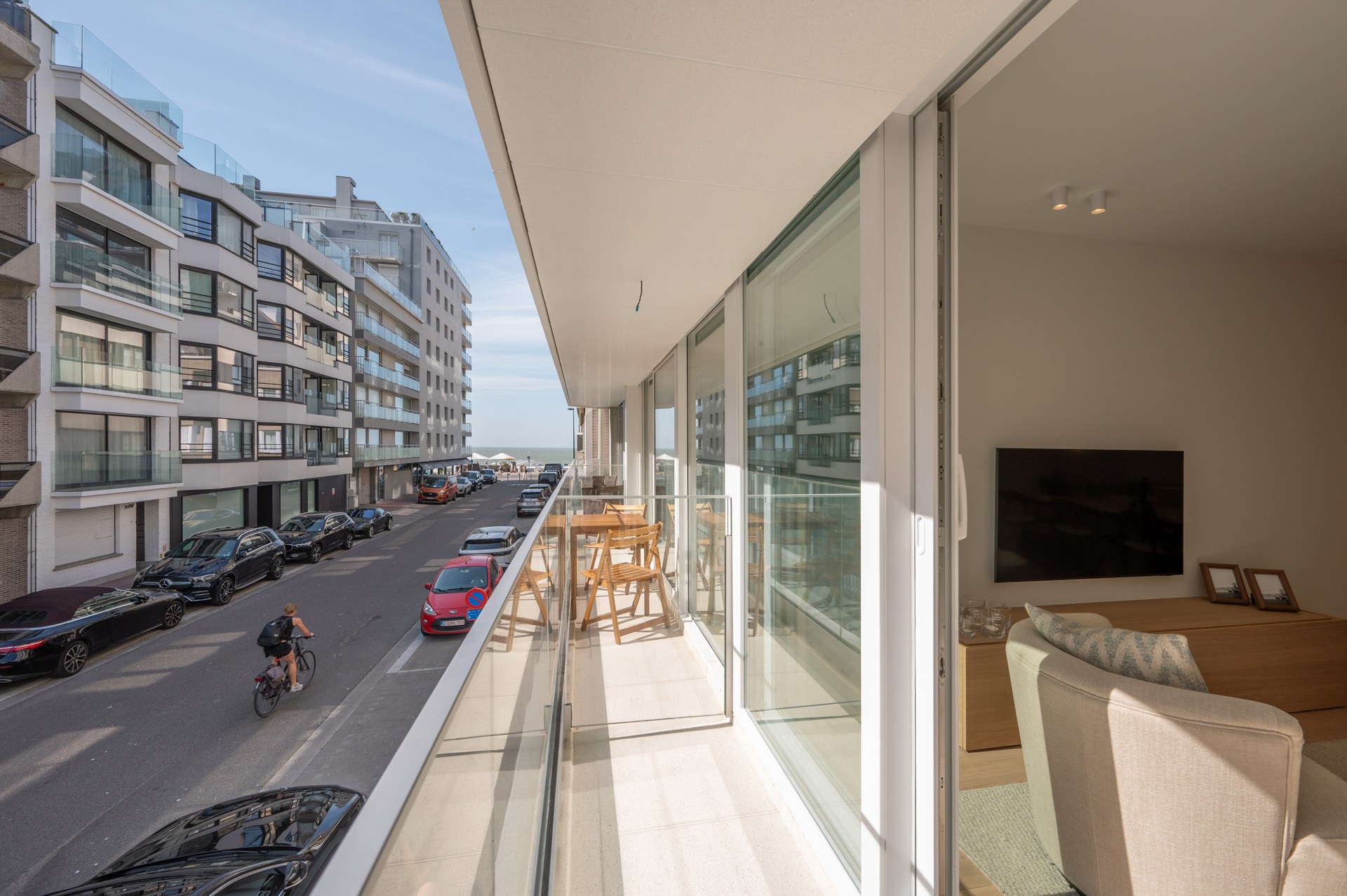 Appartement rénové de haut standing situé du côté ouest avec vue latérale sur la mer. 