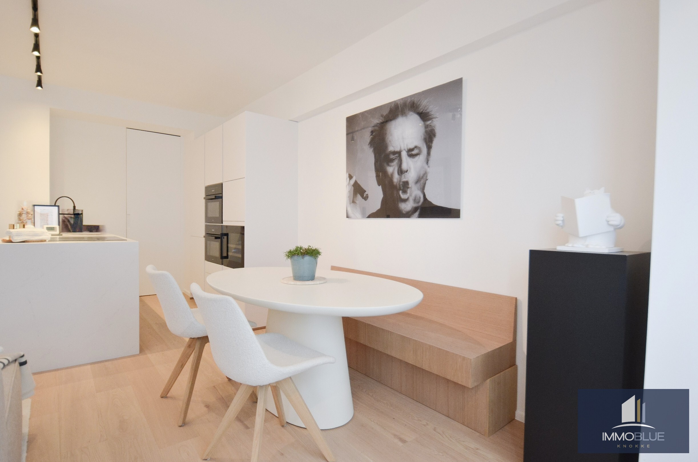 Appartement entièrement rénové avec une belle vue sur la mer. 