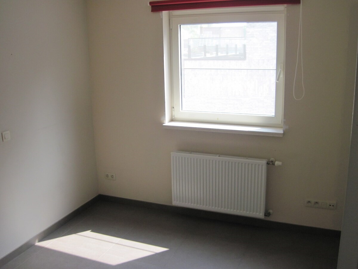 Lichtrijk appartement met ruim terras. Geen vaste kosten ! 