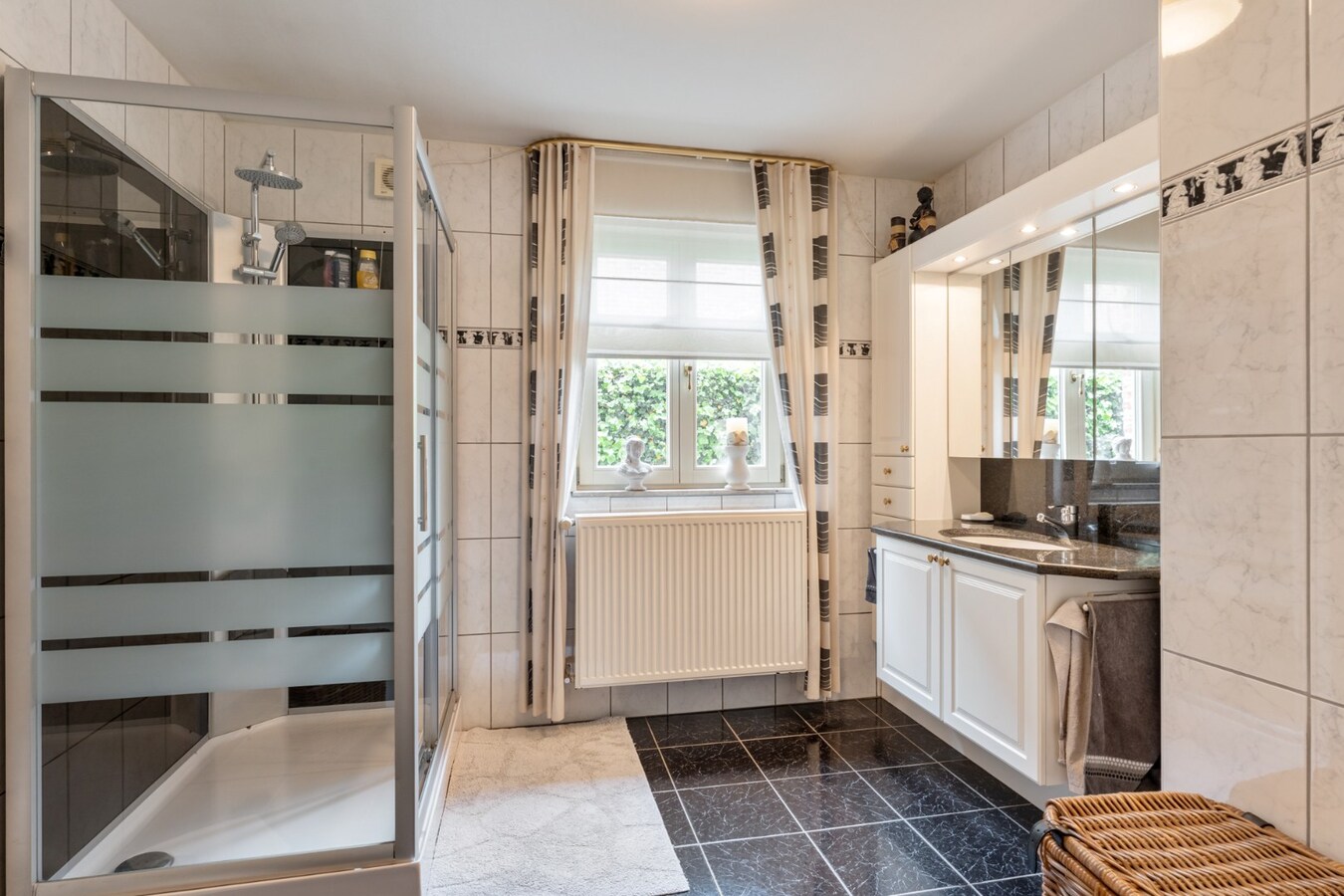 Stijlvolle, goed afgewerkte woning op een perceel van 6a32ca op een rustige locatie te Kinrooi! 
