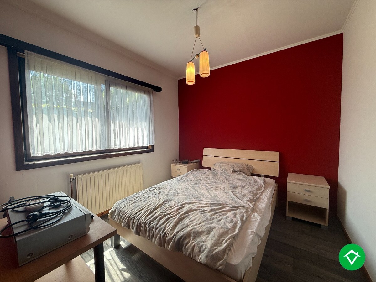 Rustig gelegen gelijkvloerse halfopen woning met 2 slpk's + dubbele garage 