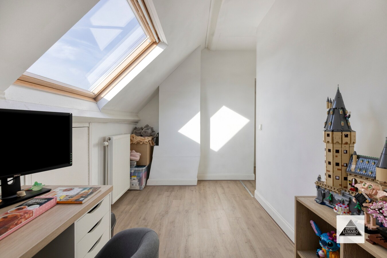 Vernieuwd duplex app. met 3 slaapkamers, terras, parking 