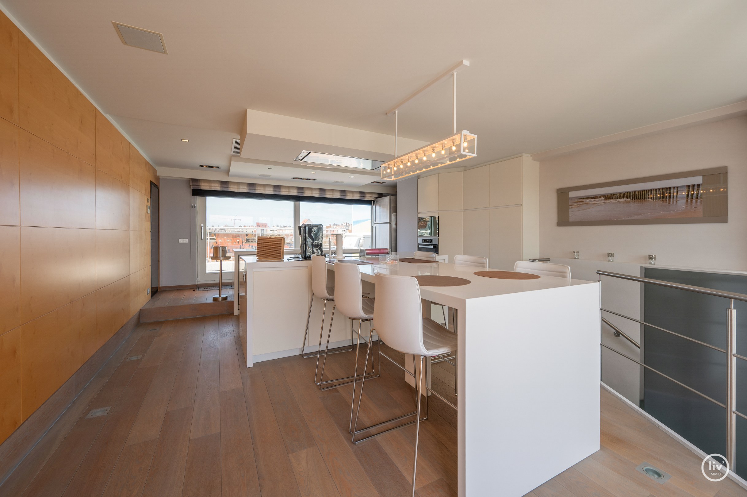 Dit magnifieke duplexappartement combineert uitzonderlijke volumes met adembenemende zichten over zowel de omliggende bossen als de zee. 