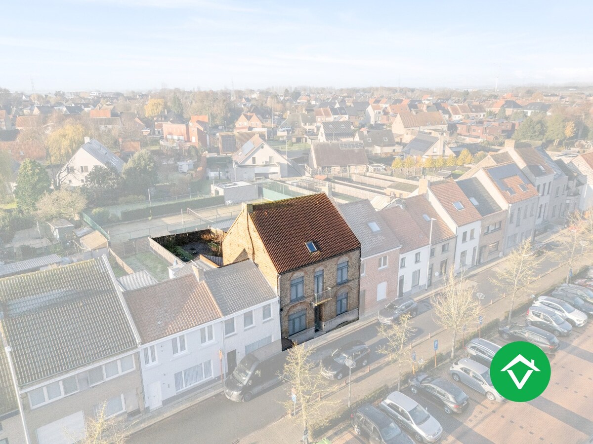 Ruim herenhuis met 4 slaapkamers en aparte garagebox in centrum Gistel 