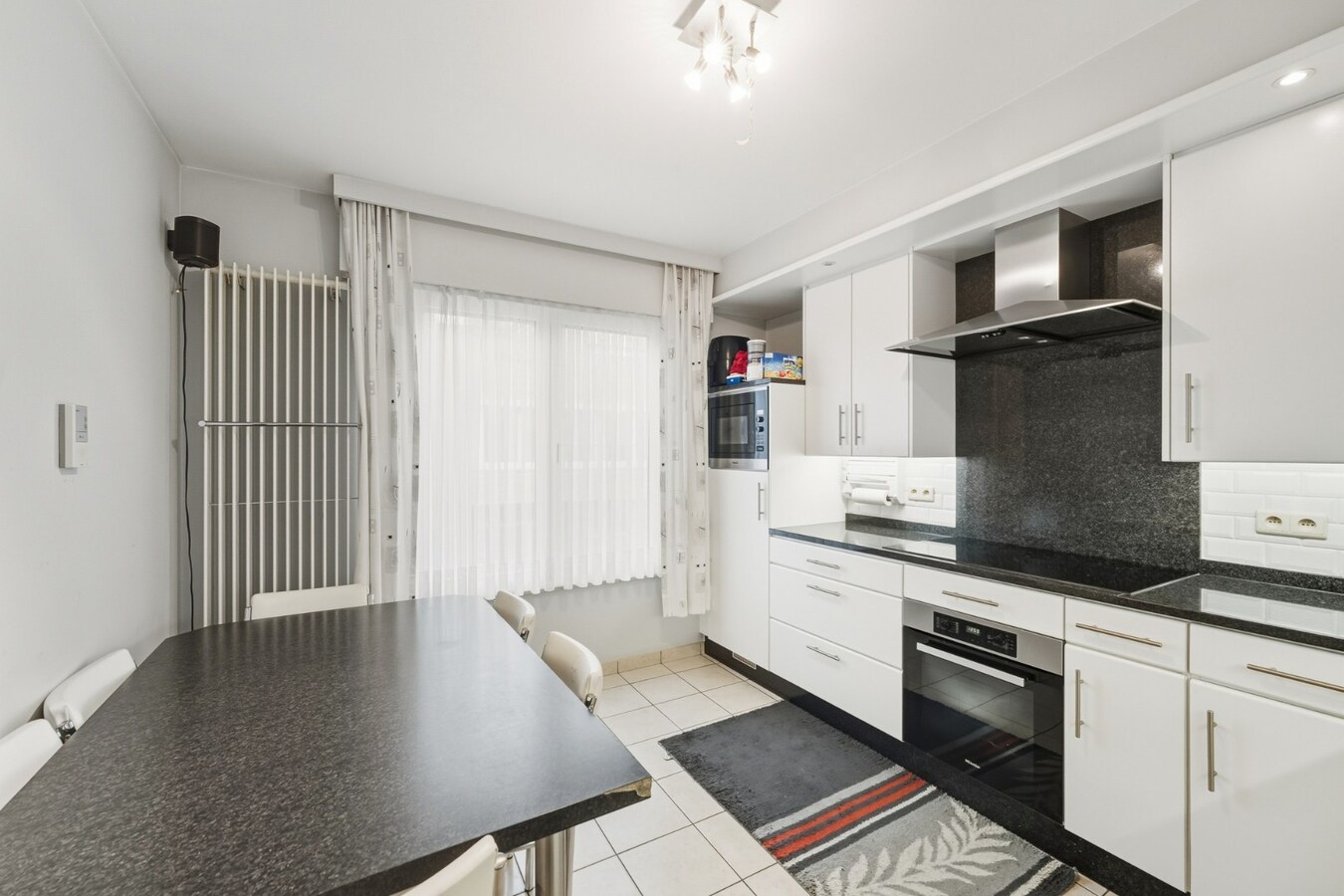 Instapklare, lichtrijke bel-etage woning met ruime garage en terras op centrale ligging 