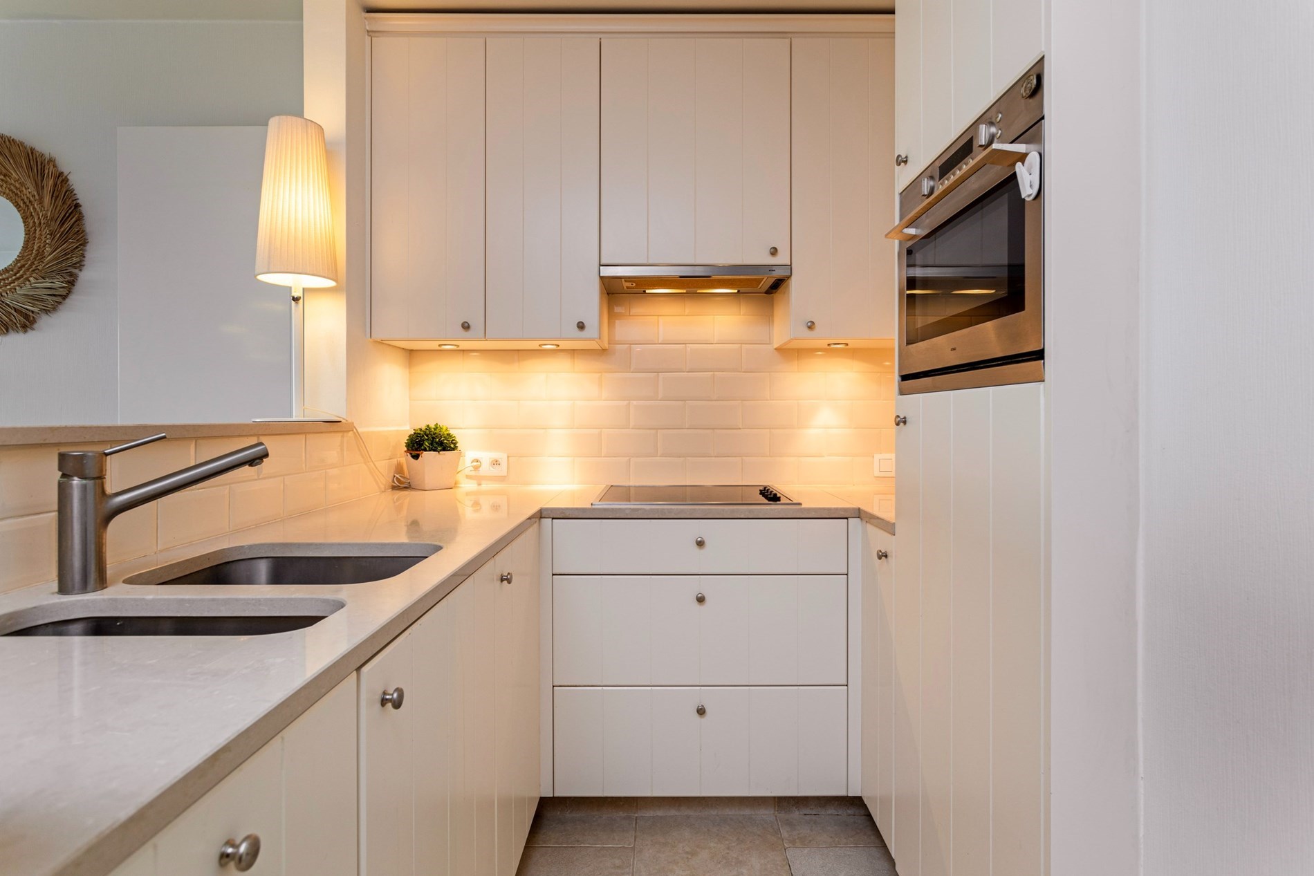 Appartement confortable d'une chambre avec vue frontale sur la mer, situé près de la place Rubens. 