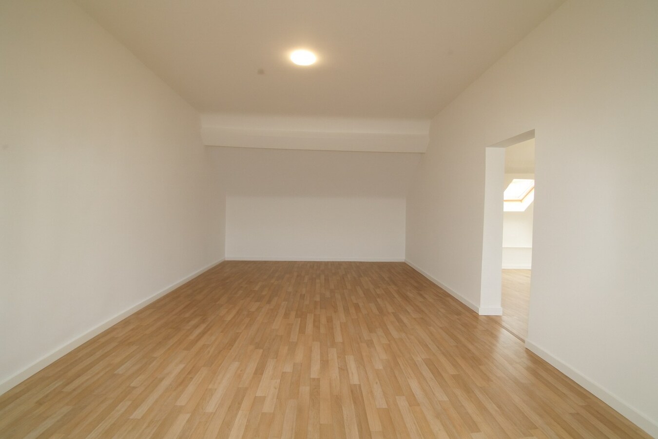 Te koop: Uitzonderlijk ruime stadswoning met 6 slaapkamers, garage en tuin in het hart van Sint-Niklaas! 