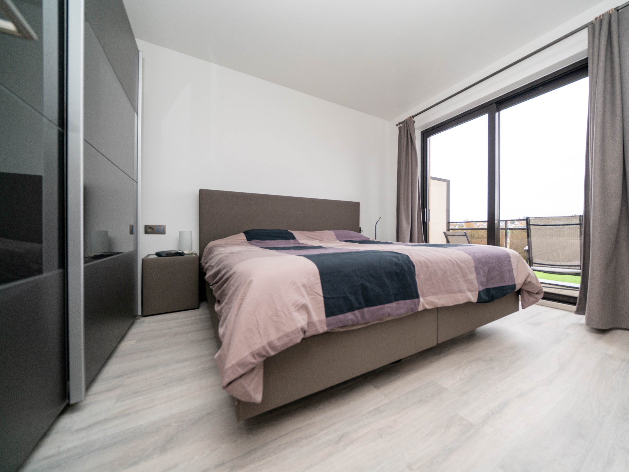 Ruim 2 kamer-appartement met dubbele garage en kelder 