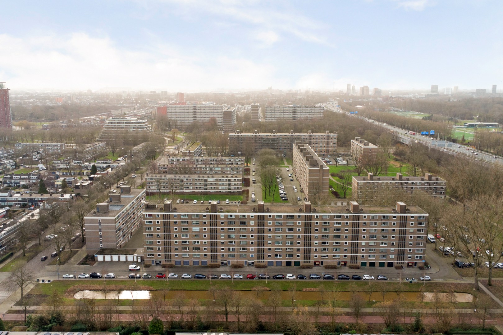 4-kamer appartement op de 6e verdieping met keurige keuken en badkamer, 2 balkons, berging in de onderbouw en gelegen op eigen grond! 
