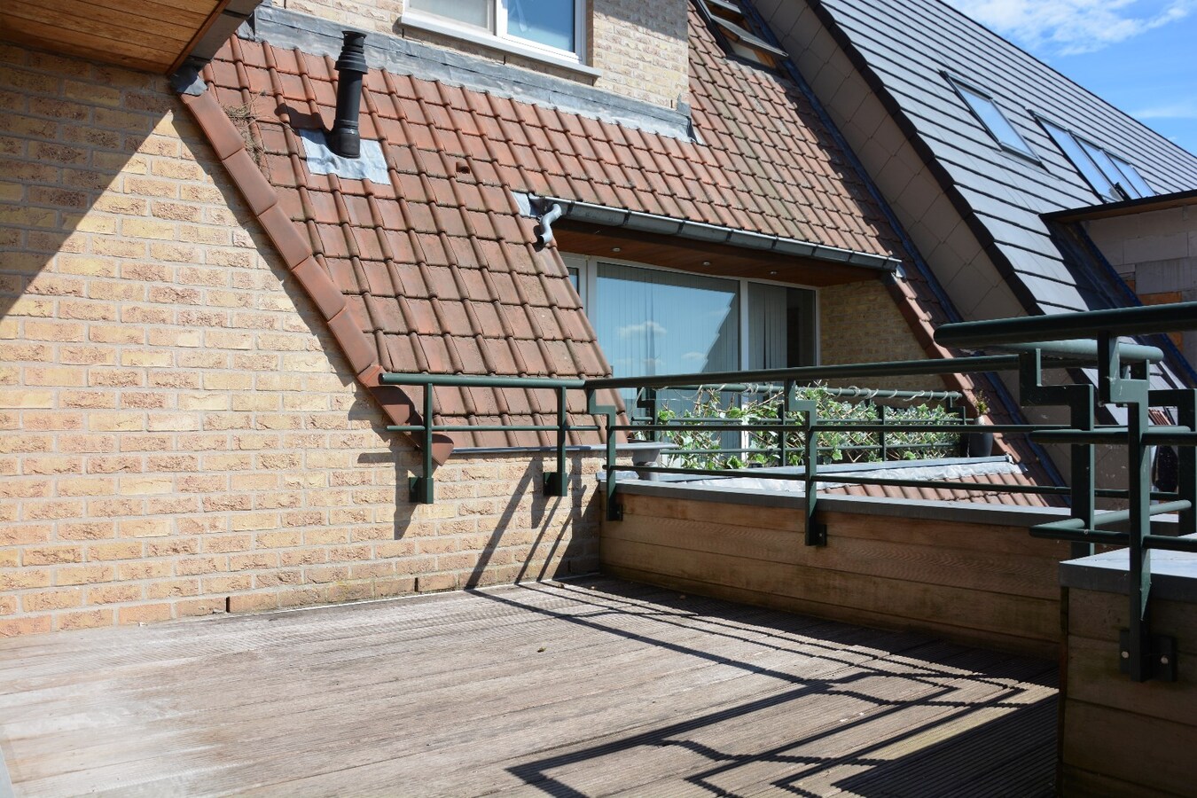 Lichtrijk duplex-appartement met garage in het centrum 