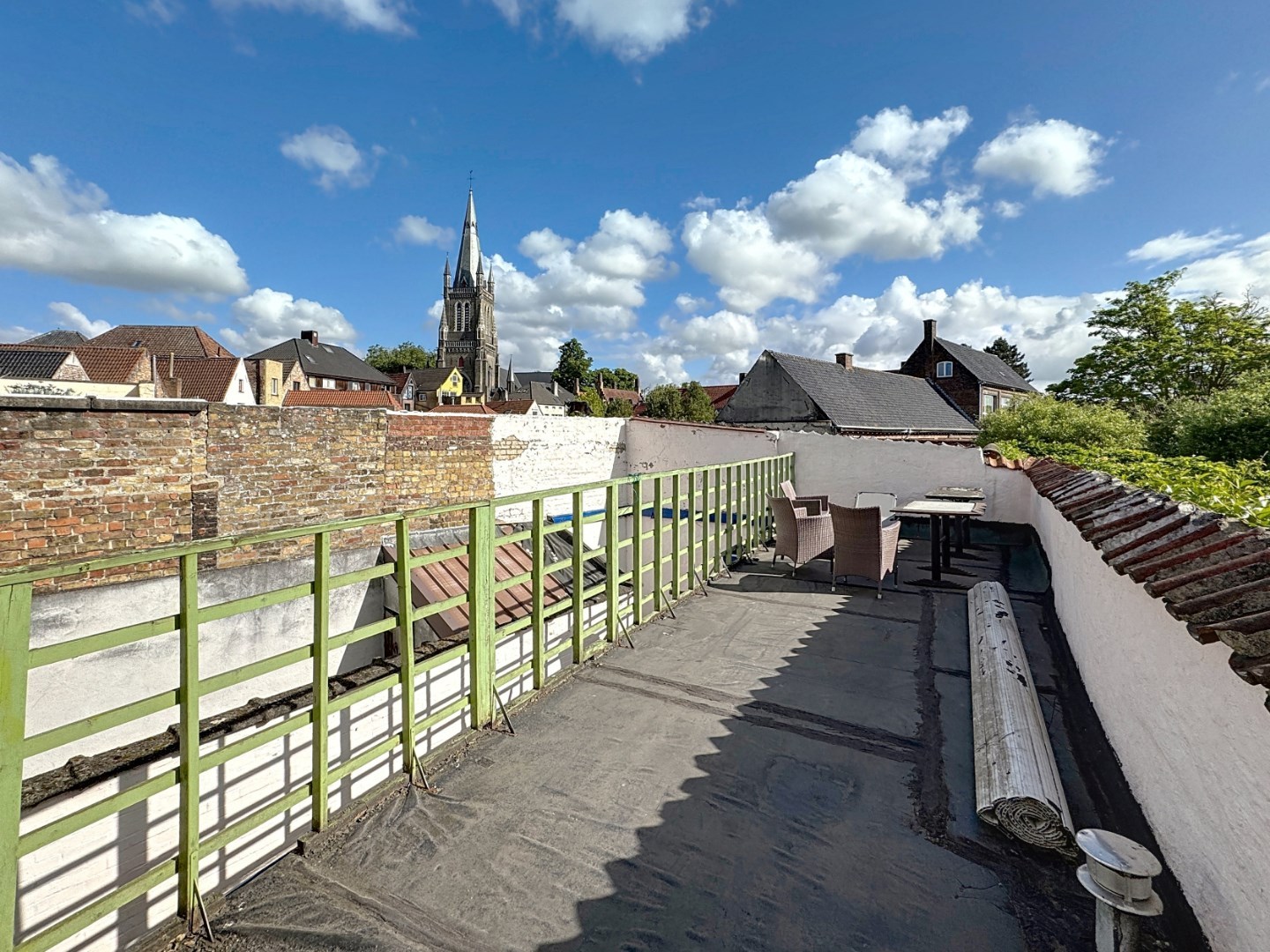 Ruime rijwoning met 4 slaapkamers in het historische Brugge 