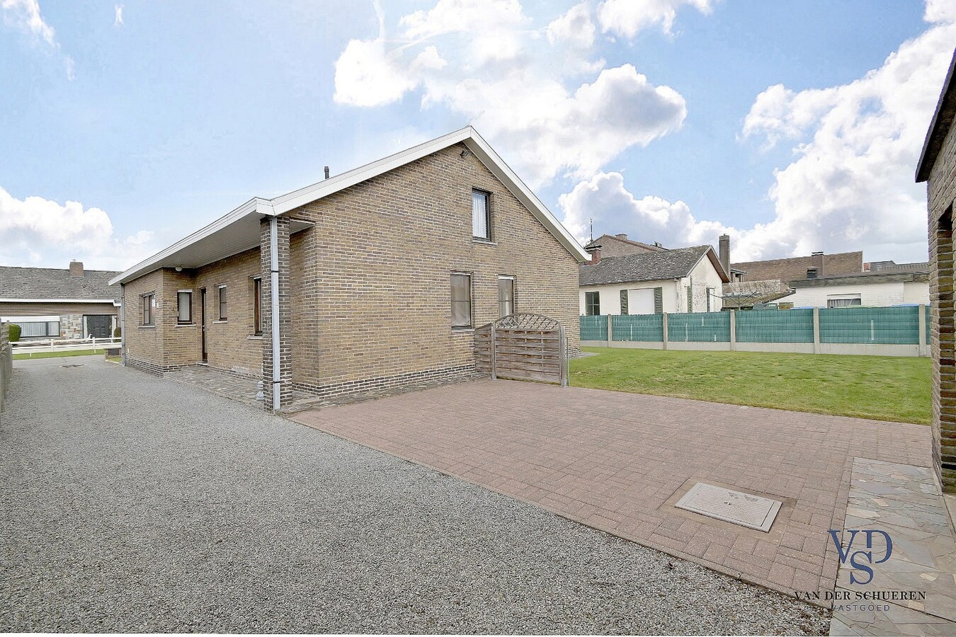 Gelijkvloerse woonst, in een residentiële wijk. 